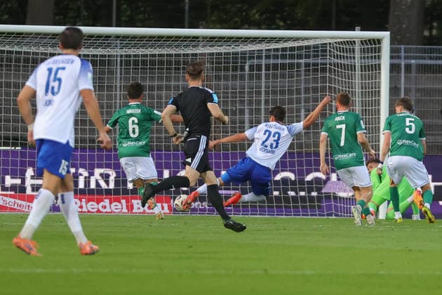 15.09.2026, Fussball, Herren, Saison 2026 2027, Regionalliga Bayern, 9. Spieltag: FC Schweinfurt 05 - FV Illertissen Eduard Hackmann (FV Illertissen, 23) trifft zum 1:0 Schweinfurt Riedel-Bau-Arena im Sachs-Stadio Bayern Unterfranken Deutschland