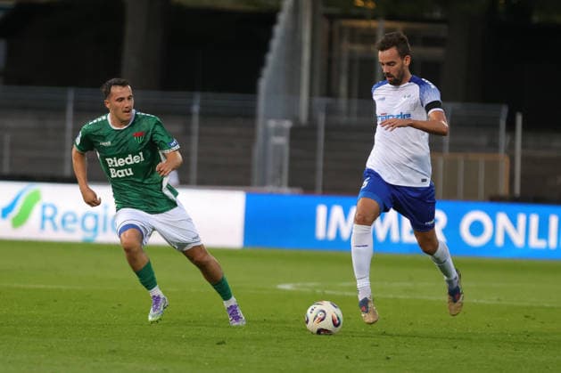 15.09.2026, Fussball, Herren, Saison 2026 2027, Regionalliga Bayern, 9. Spieltag: FC Schweinfurt 05 - FV Illertissen Von links: Nils Piwernetz (FC Schweinfurt 05, 19) gegen Marco Hingerl (FV Illertissen, 25) Schweinfurt Riedel-Bau-Arena im Sachs-Stadio Bayern Unterfranken Deutschland