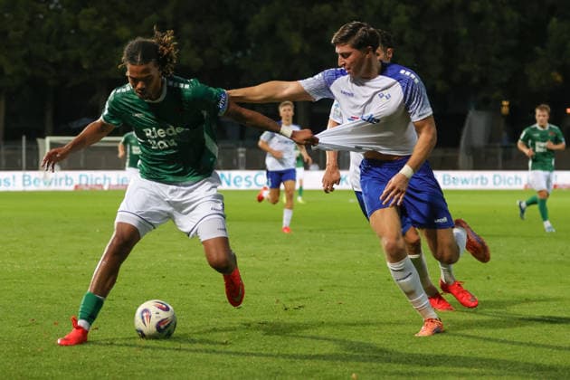 15.09.2026, Fussball, Herren, Saison 2026 2027, Regionalliga Bayern, 9. Spieltag: FC Schweinfurt 05 - FV Illertissen Von links: Morris Adelabu (FC Schweinfurt 05, 27) gegen Patrick Ekinci (FV Illertissen, 15) Schweinfurt Riedel-Bau-Arena im Sachs-Stadio Bayern Unterfranken Deutschland
