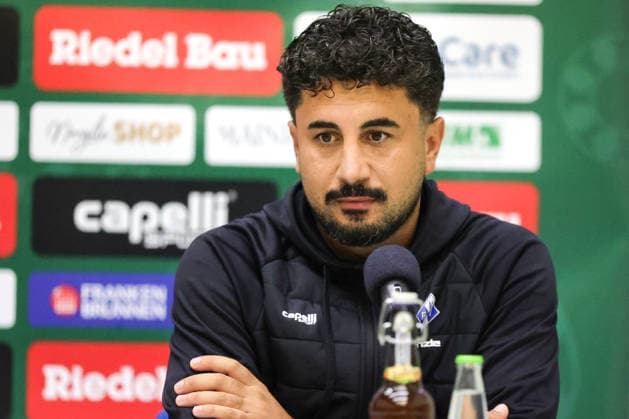 15.09.2026, Fussball, Herren, Saison 2026 2027, Regionalliga Bayern, 9. Spieltag: FC Schweinfurt 05 - FV Illertissen Cheftrainer Walid Khaled (FV Illertissen) auf der Pressekonferenz, Einzelbild Schweinfurt Riedel-Bau-Arena im Sachs-Stadio Bayern Unterfranken Deutschland