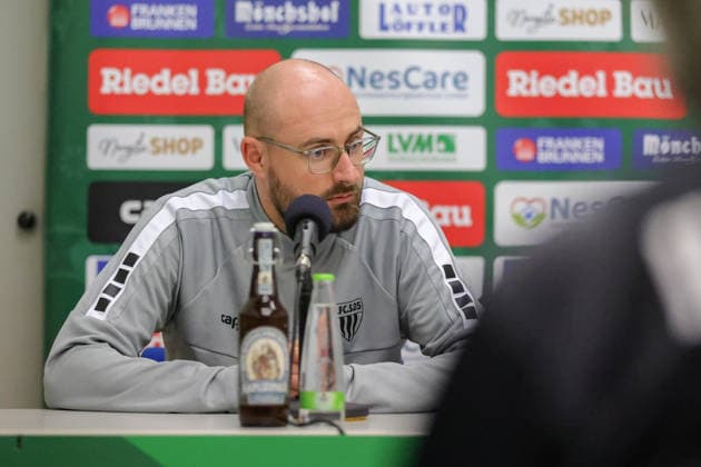 15.09.2026, Fussball, Herren, Saison 2026 2027, Regionalliga Bayern, 9. Spieltag: FC Schweinfurt 05 - FV Illertissen Trainer Jan Gernlein (FC Schweinfurt 05) auf der Pressekonferenz, Einzelbild Schweinfurt Riedel-Bau-Arena im Sachs-Stadio Bayern Unterfranken Deutschland