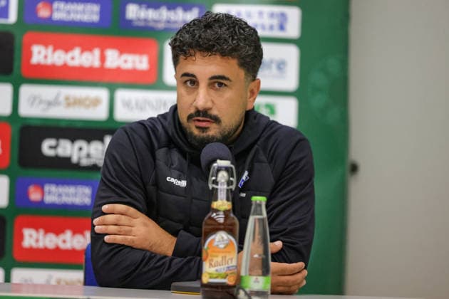 15.09.2026, Fussball, Herren, Saison 2026 2027, Regionalliga Bayern, 9. Spieltag: FC Schweinfurt 05 - FV Illertissen Cheftrainer Walid Khaled (FV Illertissen) auf der Pressekonferenz, Einzelbild Schweinfurt Riedel-Bau-Arena im Sachs-Stadio Bayern Unterfranken Deutschland