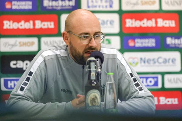15.09.2026, Fussball, Herren, Saison 2026 2027, Regionalliga Bayern, 9. Spieltag: FC Schweinfurt 05 - FV Illertissen Trainer Jan Gernlein (FC Schweinfurt 05) auf der Pressekonferenz, Einzelbild Schweinfurt Riedel-Bau-Arena im Sachs-Stadio Bayern Unterfranken Deutschland