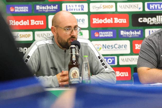 15.09.2026, Fussball, Herren, Saison 2026 2027, Regionalliga Bayern, 9. Spieltag: FC Schweinfurt 05 - FV Illertissen Trainer Jan Gernlein (FC Schweinfurt 05) auf der Pressekonferenz, Einzelbild Schweinfurt Riedel-Bau-Arena im Sachs-Stadio Bayern Unterfranken Deutschland