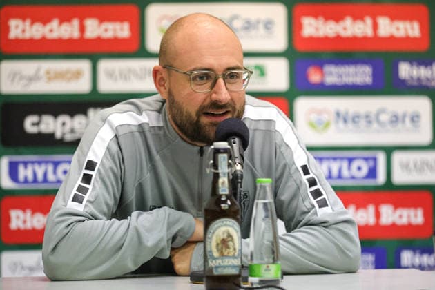 15.09.2026, Fussball, Herren, Saison 2026 2027, Regionalliga Bayern, 9. Spieltag: FC Schweinfurt 05 - FV Illertissen Trainer Jan Gernlein (FC Schweinfurt 05) auf der Pressekonferenz, Einzelbild Schweinfurt Riedel-Bau-Arena im Sachs-Stadio Bayern Unterfranken Deutschland