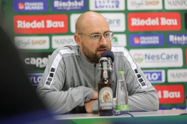 15.09.2026, Fussball, Herren, Saison 2026 2027, Regionalliga Bayern, 9. Spieltag: FC Schweinfurt 05 - FV Illertissen Trainer Jan Gernlein (FC Schweinfurt 05) auf der Pressekonferenz, Einzelbild Schweinfurt Riedel-Bau-Arena im Sachs-Stadio Bayern Unterfranken Deutschland