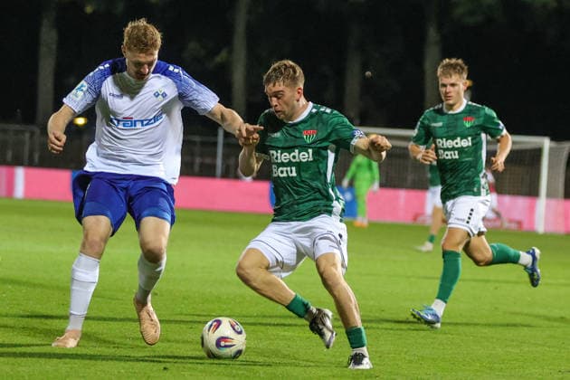 15.09.2026, Fussball, Herren, Saison 2026 2027, Regionalliga Bayern, 9. Spieltag: FC Schweinfurt 05 - FV Illertissen Von links: Maximilian Neuberger (FV Illertissen, 38) gegen Philipp Hack (FC Schweinfurt 05, 07) Schweinfurt Riedel-Bau-Arena im Sachs-Stadio Bayern Unterfranken Deutschland