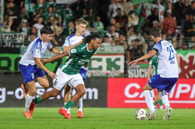 15.09.2026, Fussball, Herren, Saison 2026 2027, Regionalliga Bayern, 9. Spieltag: FC Schweinfurt 05 - FV Illertissen Von links: Jan-Luca Fink (FV Illertissen, 06) gegen Morris Adelabu (FC Schweinfurt 05, 27) Schweinfurt Riedel-Bau-Arena im Sachs-Stadio Bayern Unterfranken Deutschland
