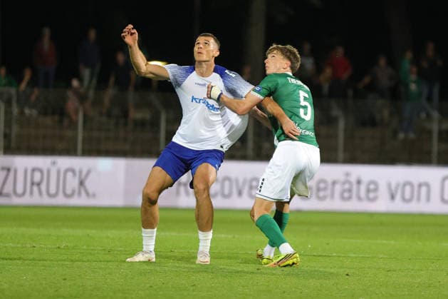 15.09.2026, Fussball, Herren, Saison 2026 2027, Regionalliga Bayern, 9. Spieltag: FC Schweinfurt 05 - FV Illertissen Von links: Elidon Qenaj (FV Illertissen, 09) gegen Johannes Theinhardt (FC Schweinfurt 05, 05) Schweinfurt Riedel-Bau-Arena im Sachs-Stadio Bayern Unterfranken Deutschland