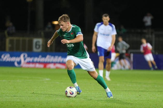 15.09.2026, Fussball, Herren, Saison 2026 2027, Regionalliga Bayern, 9. Spieltag: FC Schweinfurt 05 - FV Illertissen Gil Ebner (FC Schweinfurt 05, 08) mit Ball, Einzelbild Schweinfurt Riedel-Bau-Arena im Sachs-Stadio Bayern Unterfranken Deutschland