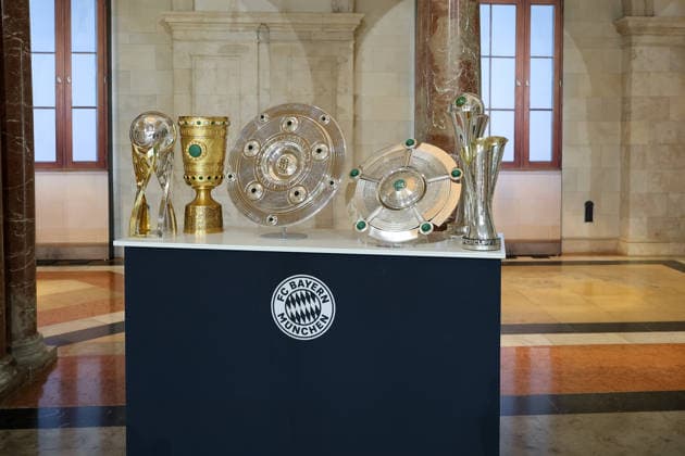 Die Pokale und Schalen der Frauen- und Herrenmannschaften des FC Bayern Muenchen der Saison 2025 26, DFB-Pokal, Meisterschale, Supercup, GER, Ministerpraesident Dr. Markus Soeder empfaengt die Frauen- und Herrenfussballmanschaft des FC Bayern Muenchen zur Ehrung als Deutsche Meister in der Saison 2025 28, 16.09.2026, GER, Ministerpraesident Dr. Markus Soeder empfaengt die Frauen- und Herrenfussballmanschaft des FC Bayern Muenchen zur Ehrung als Deutsche Meister in der Saison 2025 28, 16.09.2026 Muenchen Copyright: xEibner-Pressefoto JennixMaulx EP_JML