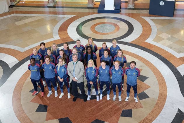Gruppenfoto der FC Bayern Muenchen Frauen mit Dr. Markus Soeder (MdL, Ministerpraesident Bayern und CSU Vorsitzender), GER, Ministerpraesident Dr. Markus Soeder empfaengt die Frauen- und Herrenfussballmanschaft des FC Bayern Muenchen zur Ehrung als Deutsche Meister in der Saison 2025 28, 16.09.2026, GER, Ministerpraesident Dr. Markus Soeder empfaengt die Frauen- und Herrenfussballmanschaft des FC Bayern Muenchen zur Ehrung als Deutsche Meister in der Saison 2025 28, 16.09.2026 Muenchen Copyright: xEibner-Pressefoto JennixMaulx EP_JML