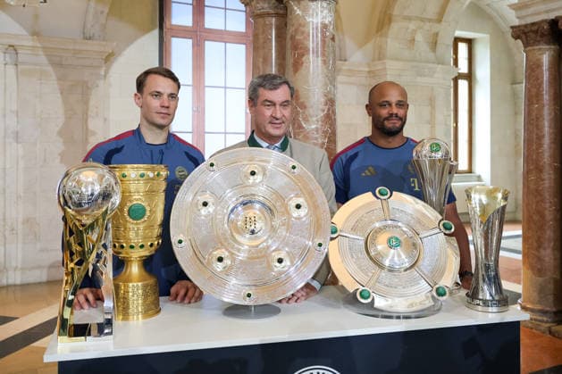 Manuel Neuer (FC Bayern Muenchen, 01) mit Dr. Markus Soeder (MdL, Ministerpraesident Bayern und CSU Vorsitzender) und Vincent Kompany (FC Bayern Muenchen, Cheftrainer), mit den Pokalen und Meisterschalen der vegangenen Saison, GER, Ministerpraesident Dr. Markus Soeder empfaengt die Frauen- und Herrenfussballmanschaft des FC Bayern Muenchen zur Ehrung als Deutsche Meister in der Saison 2025 28, 16.09.2026, GER, Ministerpraesident Dr. Markus Soeder empfaengt die Frauen- und Herrenfussballmanschaft des FC Bayern Muenchen zur Ehrung als Deutsche Meister in der Saison 2025 28, 16.09.2026 Muenchen Copyright: xEibner-Pressefoto JennixMaulx EP_JML