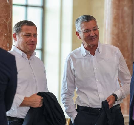 Max Eberl (FC Bayern Muenchen, Sportvorstand) mit Herbert Hainer (FC Bayern Muenchen, Praesident), GER, Ministerpraesident Dr. Markus Soeder empfaengt die Frauen- und Herrenfussballmanschaft des FC Bayern Muenchen zur Ehrung als Deutsche Meister in der Saison 2025 28, 16.09.2026, GER, Ministerpraesident Dr. Markus Soeder empfaengt die Frauen- und Herrenfussballmanschaft des FC Bayern Muenchen zur Ehrung als Deutsche Meister in der Saison 2025 28, 16.09.2026 Muenchen Copyright: xEibner-Pressefoto JennixMaulx EP_JML