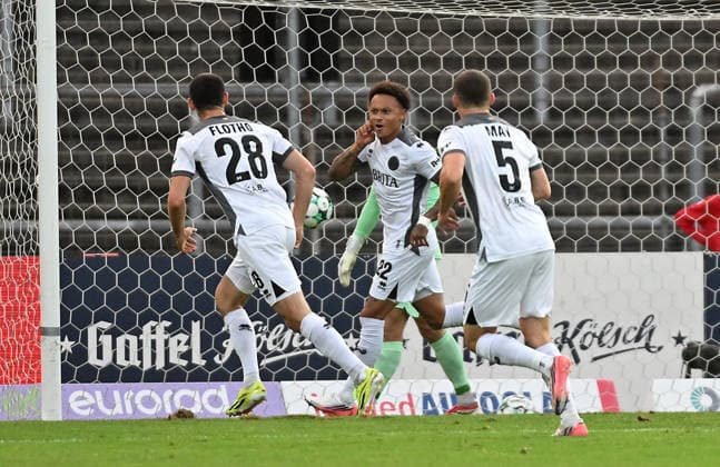 16.09.2026, xophax, Fussball 3.Liga, Fortuna Koeln - SV Wehen Wiesbaden v.l. Nach dem Tor für Wehen Wiesbaden : v.l.n. rechts : Moritz Flotho , Torschütze Roberto Massimo , Niklas May ( alle Wehen Wiesbaden ) Koeln