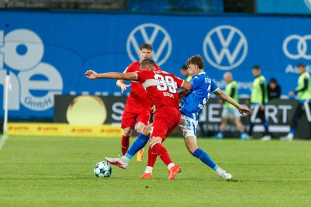 links Enis Redzepi (VfB) gegen Florian Bohnert (Rostock) ; GER, FC Hansa Rostock vs. VfB Stuttgart II, Fußball, Männer, 3.Liga, 06.Spieltag, Spielzeit 2026 2027, 16.09.2026 Rostock Ostseestadion Mecklenburg - Vorpommern Deutschland