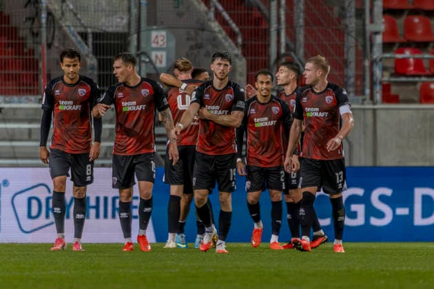 Ingolstadt, Deutschland 08. August 2026: 3. Liga - 2026 2027 - Sp. 6 - FC Ingolstadt 04 gegen TSG Hoffenheim II Im Bild: in der Traube Torschütze Nishan Velupillay (FCI) jubelt nach seinem Tor zum 1:0 mit seinen Mannschaftskollegen, DFB DFL regulations prohibit any use of photographs as image sequences and or quasi-video Audi Sportpark Bayern Copyright: xFotostandx xSchäferx