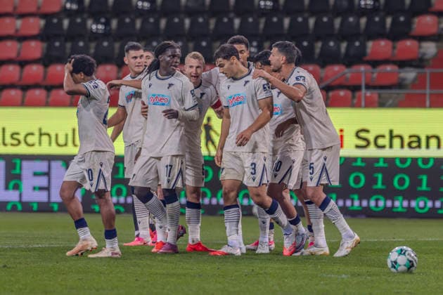 Ingolstadt, Deutschland 08. August 2026: 3. Liga - 2026 2027 - Sp. 6 - FC Ingolstadt 04 gegen TSG Hoffenheim II Im Bild: in der Traube Torschütze Yasin Zor (TSG II) jubelt nach seinem Tor zum 1:1 mit seinen Mannschaftskollegen, DFB DFL regulations prohibit any use of photographs as image sequences and or quasi-video Audi Sportpark Bayern Copyright: xFotostandx xSchäferx