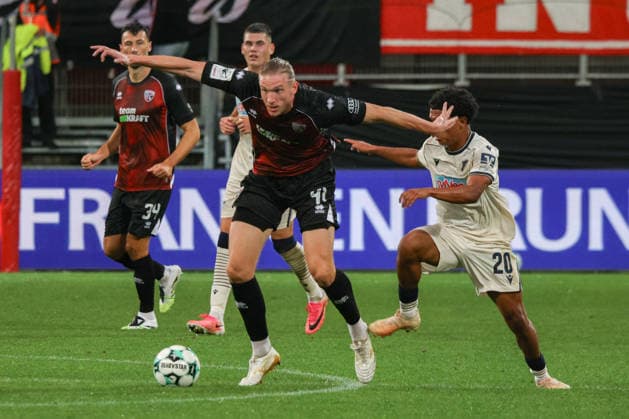 Vinko Sapina (FC Ingolstadt 04, Nr.41) setzt sich hier gegen Tiago Poller (TSG Hoffenheim II, Nr.20) durch beim Spiel FC Ingolstadt 04 gegen TSG Hoffenheim II am 16.09.2026, DFB regulations prohibit any use of photographs as image sequences and or quasi-video. GER, Fussball, 3. Liga, Spieltag 6, FC Ingolstadt 04 gegen TSG Hoffenheim II, 16.09.2026, Audi Sportpark Ingolstadt Copyright: xEibner-Pressefoto OliverxSTRISCHx EP-OSH