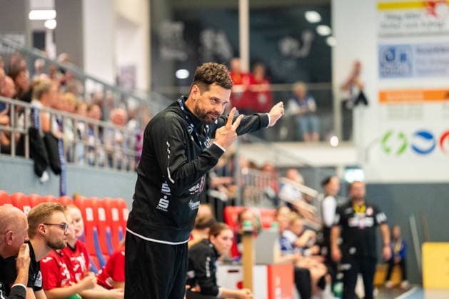 HSG Blomberg-Lippe (GER) vs. BSV Sachsen Zwickau (GER), Handball, 1. Handball Bundesliga Frauen, Spieltag 4, Saison 2026 2027, Blomberg, 16.09.26 Norman Rentsch (BSV Sachsen Zwickau, Trainer) gestikuliert Blomberg Synflex-Arena an der Ulmenallee Deutschland