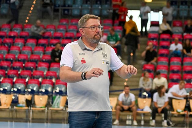 Thomas Zeitz (SU Neckarsulm, Trainer) GER, VfL Oldenburg vs. SU Neckarsulm, ALSCO Handball Bundesliga Frauen, 4. Spieltag, Saison 2026 2027, 16.09.2026, VfL Oldenburg vs. SU Neckarsulm, ALSCO Handball Bundesliga Frauen, 4. Spieltag, Saison 2026 2027, 16.09.2026 Oldenburg Copyright: xEibner-Pressefoto RobertxGertzenx EP_RGN