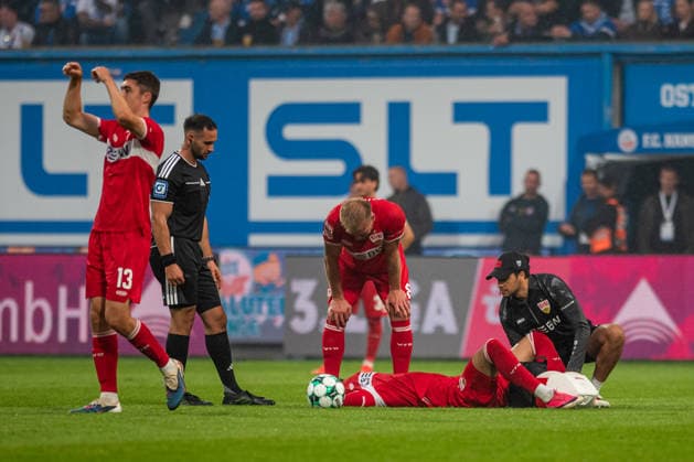 Rostock, Deutschland 16. September 2026: 3. Liga - 2026 2027 - Sp. 6 - FC Hansa Rostock gegen VfB Stuttgart II Im Bild: 3.v.li. Ertugrul Yigit (VfB Stuttgart II) verletzt am Boden muss ausgewechselt werden DFB DFL regulations prohibit any use of photographs as image sequences and or quasi-video Copyright: xFotostandx xVoelkerx