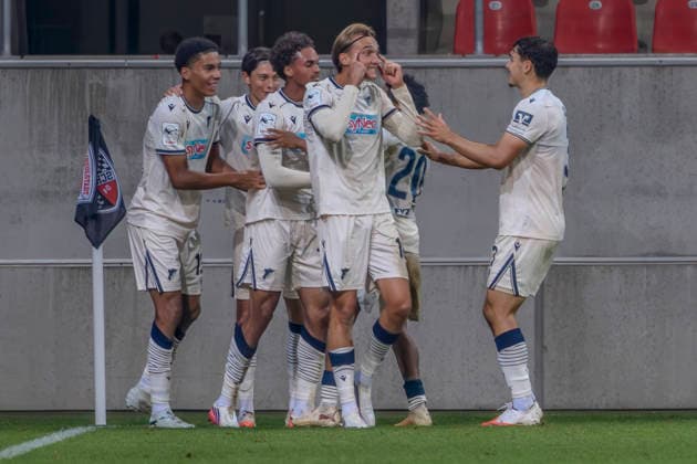 Ingolstadt, Deutschland 08. August 2026: 3. Liga - 2026 2027 - Sp. 6 - FC Ingolstadt 04 gegen TSG Hoffenheim II Im Bild: in der Traube Torschütze Jykese Fields (TSG II) jubelt nach seinem Tor zum 1:2 mit seinen Mannschaftskollegen, DFB DFL regulations prohibit any use of photographs as image sequences and or quasi-video Audi Sportpark Bayern Copyright: xFotostandx xSchäferx