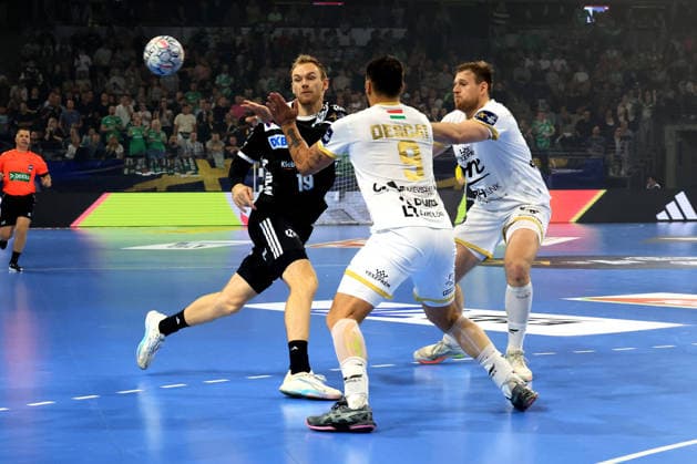 16.09.2026, GER Deutschland, Handball, EHF Champions League, 16.09.2026, Saison 2026 2027, Berlin, Fuechse Berlin vs Veszprem HC Mathias Gidsel ( Fuechse Berlin 19 ), Hugo Descat ( Veszprem 9 ), Dragan Pechmalbec ( Veszprem 46 ) nordphoto GmbH Engler Berlin Max-Schmeling-Halle Berlin Deutschland Copyright: xNordphotox xEnglerx