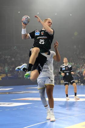16.09.2026, GER Deutschland, Handball, EHF Champions League, 16.09.2026, Saison 2026 2027, Berlin, Fuechse Berlin vs Veszprem HC Matthes Langhoff ( Fuechse Berlin 25 ), Ahmed Hesham ( Veszprem 15 ) nordphoto GmbH Engler Berlin Max-Schmeling-Halle Berlin Deutschland Copyright: xNordphotox xEnglerx