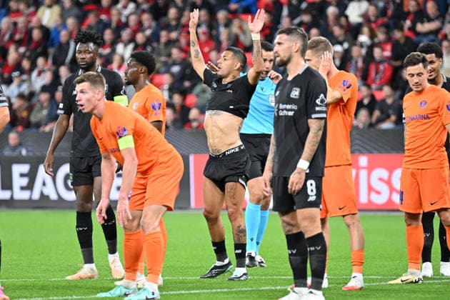 16.09.2026,GER, Fussball, Herren, Europa League, Saison 2026 2027, 1. Spieltag Ligaphase, Bayer 04 Leverkusen (GER) vs. NK Celje (SVN) alle warten auf den Freistoß während Aleix Garcia (Leverkusen 24), seinen Body zeigt und das Hemd hochzieht DFB DFL regulations prohibit any use of photographs as image sequences and or quasi-video Leverkusen BayArena NRW Deutschland Germany Copyright: xNordphoto Meuterx