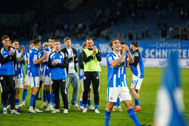 Nach dem Spiel wird Benno Dietze (Rostock) gefeiert - mit dem gelben Leibchen Franz Pfanne (Rostock) ; GER, FC Hansa Rostock vs. VfB Stuttgart II, Fußball, Männer, 3.Liga, 06.Spieltag, Spielzeit 2026 2027, 16.09.2026 Rostock Ostseestadion Mecklenburg - Vorpommern Deutschland