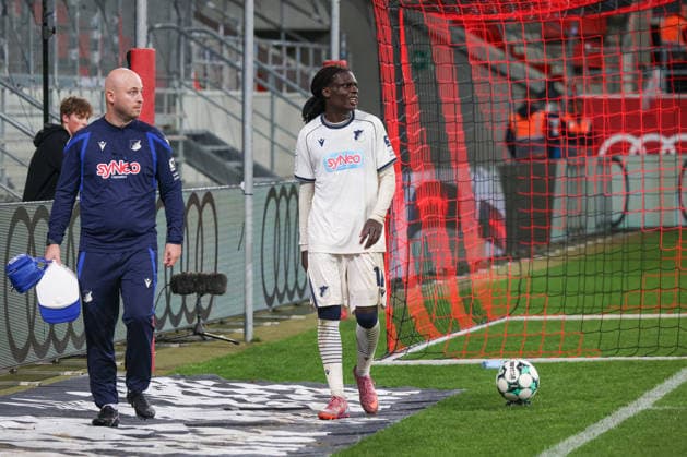 Blessing Makanda (TSG Hoffenheim II, Nr.17) muss verletzungsbedingt das Spielfeld raumen beim Spiel FC Ingolstadt 04 gegen TSG Hoffenheim II am 16.09.2026, DFB regulations prohibit any use of photographs as image sequences and or quasi-video. GER, Fussball, 3. Liga, Spieltag 6, FC Ingolstadt 04 gegen TSG Hoffenheim II, 16.09.2026, Audi Sportpark Ingolstadt Copyright: xEibner-Pressefoto OliverxSTRISCHx EP-OSH