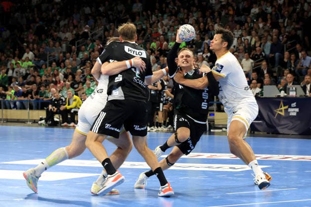 16.09.2026, GER Deutschland, Handball, EHF Champions League, 16.09.2026, Saison 2026 2027, Berlin, Fuechse Berlin vs Veszprem HC Tobias Grondahl ( Fuechse Berlin 15 ), Max Darj ( Fuechse Berlin 5 ), Thiagus Petrus ( Veszprem 2 ), Dragan Pechmalbec ( Veszprem 46 ) nordphoto GmbH Engler Berlin Max-Schmeling-Halle Berlin Deutschland Copyright: xNordphotox xEnglerx