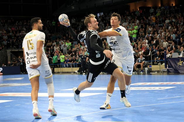 16.09.2026, GER Deutschland, Handball, EHF Champions League, 16.09.2026, Saison 2026 2027, Berlin, Fuechse Berlin vs Veszprem HC Mathias Gidsel ( Fuechse Berlin 19 ), Ahmed Hesham ( Veszprem 15 ), Thiagus Petrus ( Veszprem 2 ) nordphoto GmbH Engler Berlin Max-Schmeling-Halle Berlin Deutschland Copyright: xNordphotox xEnglerx
