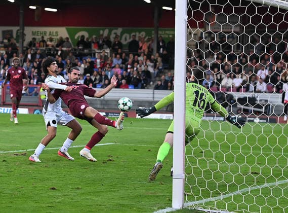16.09.2026, xophax, Fussball 3.Liga, Fortuna Koeln - SV Wehen Wiesbaden im Kölner Südstadion. V.l.n.rechts : Ayoub Chaikhoun ( Wehen ) , David Kamm Al-Azzawe ( Fortuna ) und Torwart Florian Stritzel ( Wehen ) . Koeln