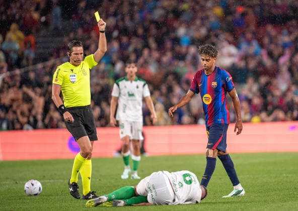 ESP: LaLiga EA Sports FC Barcelona, Barca v Racing Santander referee shows yellow card to Lamine Yamal of FC Barcelona , Inigo Sainz-Maza of Racing de Santander on the floor during LaLiga EA Sports between FC Barcelona v Racing Santander played at Spotify Camp Nou Stadium in Barcelona on September 16, 2026 in Spain Spain Futbol Copyright: xAgenciaxLOFx