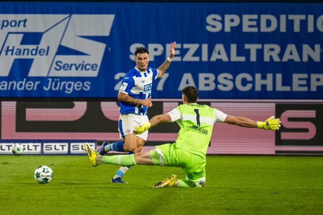 Rostock, Deutschland 16. September 2026: 3. Liga - 2026 2027 - Sp. 6 - FC Hansa Rostock gegen VfB Stuttgart II Im Bild: v. li. im Zweikampf Niklas Kölle Koelle (Hansa Rostock) und Torhüter Jerik von der Felsen (VfB Stuttgart II) DFB DFL regulations prohibit any use of photographs as image sequences and or quasi-video Copyright: xFotostandx xVoelkerx