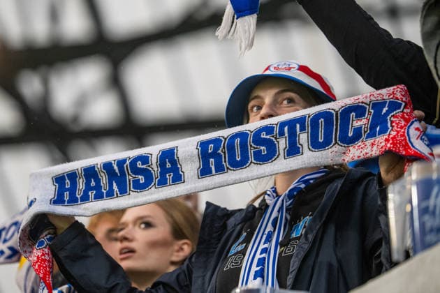 Rostock, Deutschland 16. September 2026: 3. Liga - 2026 2027 - Sp. 6 - FC Hansa Rostock gegen VfB Stuttgart II Im Bild: Fan mit Hansa Rostock mit Schal DFB DFL regulations prohibit any use of photographs as image sequences and or quasi-video Copyright: xFotostandx xVoelkerx
