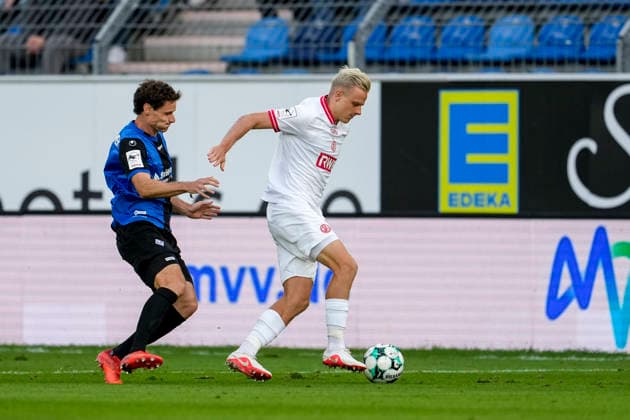 v.li.: Maximilian Thalhammer (SV Waldhof, 8), Janne Sietan (Essen, 22), Zweikampf, Spielszene, Duell, duel, tackle, tackling, Dynamik, Action, Aktion, 16.09.2026, Mannheim (Deutschland), Fussball, 3. Liga, SV Waldhof Mannheim - Rot-Weiss Essen, DFB DFL REGULATIONS PROHIBIT ANY USE OF PHOTOGRAPHS AS IMAGE SEQUENCES AND OR QUASI-VIDEO.