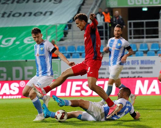 CFC vs SV Babelsberg 03 16.09..2026 Chemnitz, eins Stadion- An der Gellertstrasse, Fussball, Regionalliga Nordost 2026 2027, 9. Spieltag, CFC, CFC vs SV Babelsberg 03 am Boden Andreas Geipl, (9) Joshua Okpalaike Chemnitz Sachsen BRD