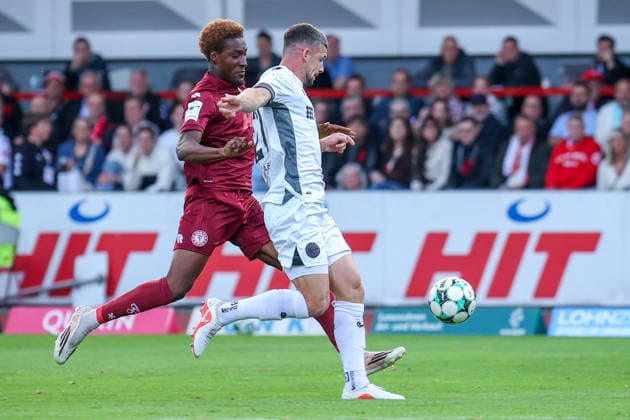 16.09.2026, xsefx, Fußball, SC Fortuna Köln - SV Wehen Wiesbaden, 3.Liga, Südstation, 6. Spieltag, Saison 2026 2027: Jordy Gillekens (SV Wehen Wiesbaden 27) im Zweikampf gegen Romeo Aigbekaen (Fortuna Koeln 30) DFB regulations prohibit any use of photographs as image sequences and or quasi-video. Nordrhein-Westfalen Deutschland