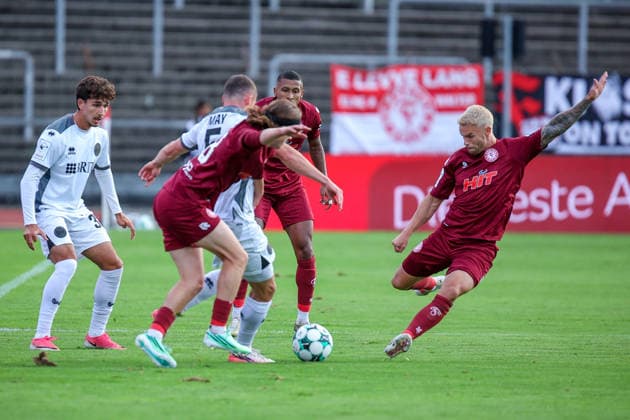 16.09.2026, xsefx, Fußball, SC Fortuna Köln - SV Wehen Wiesbaden, 3.Liga, Südstation, 6. Spieltag, Saison 2026 2027: Tom Geerkens (Fortuna Koeln 06) und Bennit Bröger (Fortuna Koeln 38) im Zweikampf gegen Niklas May (SV Wehen Wiesbaden 05) DFB regulations prohibit any use of photographs as image sequences and or quasi-video. Nordrhein-Westfalen Deutschland