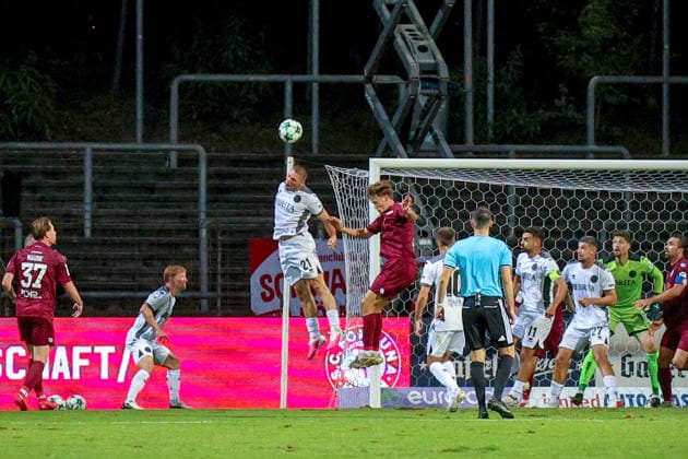 16.09.2026, xsefx, Fußball, SC Fortuna Köln - SV Wehen Wiesbaden, 3.Liga, Südstation, 6. Spieltag, Saison 2026 2027: Marcus Müller (SV Wehen Wiesbaden 21) im Kopfball-Zweikampf gegen Kevin Krumme (Fortuna Koeln 02) DFB regulations prohibit any use of photographs as image sequences and or quasi-video. Nordrhein-Westfalen Deutschland