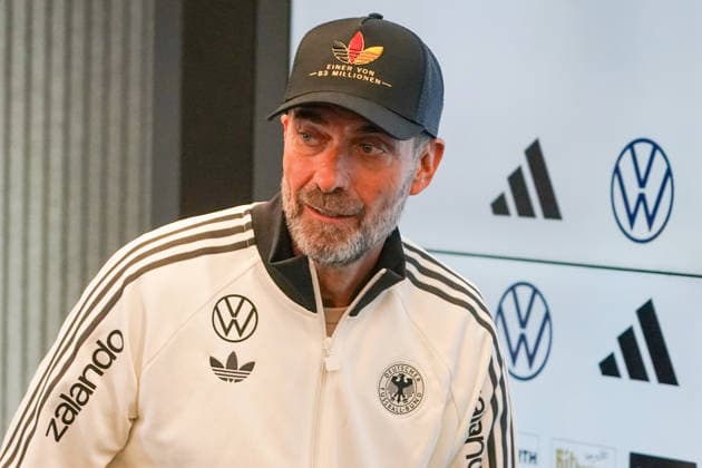 Bundestrainer Jürgen Klopp kommt zur Pressekonferenz zur ersten Kadernominierung der Nationalmannschaft mit einer Kappe Einer von 83 Millionen - 17.09.2026: Erste DFB-Kadernominierung von Bundestrainer Jürgen Klopp, DFB-Campus Frankfurt