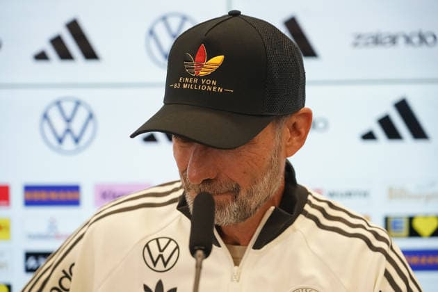 Bundestrainer Jürgen Klopp kommt zur Pressekonferenz zur ersten Kadernominierung der Nationalmannschaft mit einer Kappe Einer von 83 Millionen - 17.09.2026: Erste DFB-Kadernominierung von Bundestrainer Jürgen Klopp, DFB-Campus Frankfurt