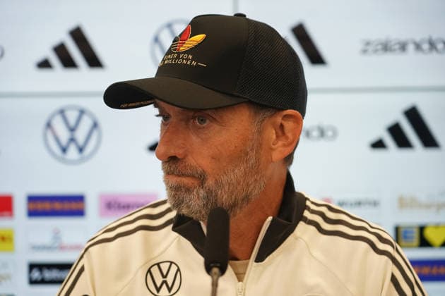 Bundestrainer Jürgen Klopp kommt zur Pressekonferenz zur ersten Kadernominierung der Nationalmannschaft mit einer Kappe Einer von 83 Millionen - 17.09.2026: Erste DFB-Kadernominierung von Bundestrainer Jürgen Klopp, DFB-Campus Frankfurt