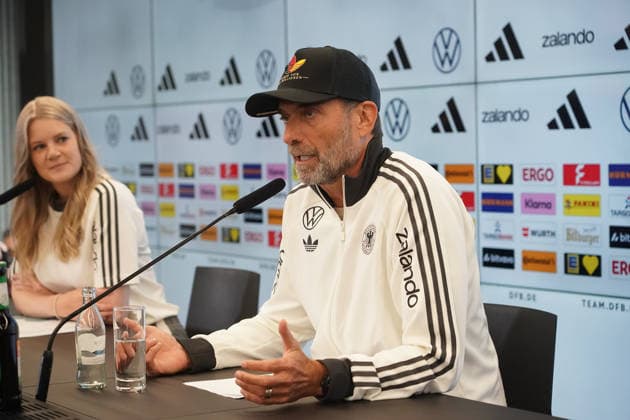 Bundestrainer Jürgen Klopp kommt zur Pressekonferenz zur ersten Kadernominierung der Nationalmannschaft mit einer Kappe Einer von 83 Millionen - 17.09.2026: Erste DFB-Kadernominierung von Bundestrainer Jürgen Klopp, DFB-Campus Frankfurt