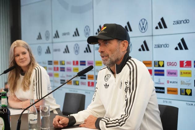 Bundestrainer Jürgen Klopp kommt zur Pressekonferenz zur ersten Kadernominierung der Nationalmannschaft mit einer Kappe Einer von 83 Millionen - 17.09.2026: Erste DFB-Kadernominierung von Bundestrainer Jürgen Klopp, DFB-Campus Frankfurt