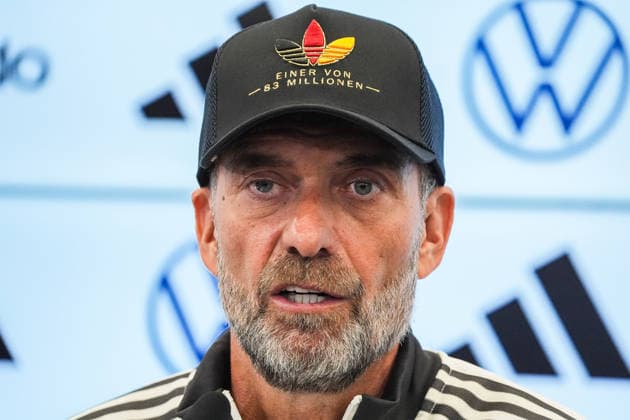 Bundestrainer Jürgen Klopp kommt zur Pressekonferenz zur ersten Kadernominierung der Nationalmannschaft mit einer Kappe Einer von 83 Millionen - 17.09.2026: Erste DFB-Kadernominierung von Bundestrainer Jürgen Klopp, DFB-Campus Frankfurt