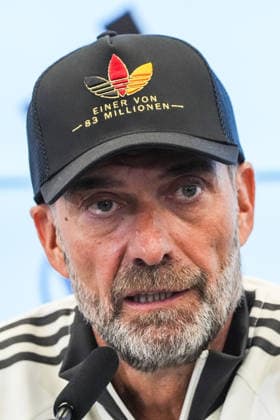 Bundestrainer Jürgen Klopp kommt zur Pressekonferenz zur ersten Kadernominierung der Nationalmannschaft mit einer Kappe Einer von 83 Millionen - 17.09.2026: Erste DFB-Kadernominierung von Bundestrainer Jürgen Klopp, DFB-Campus Frankfurt